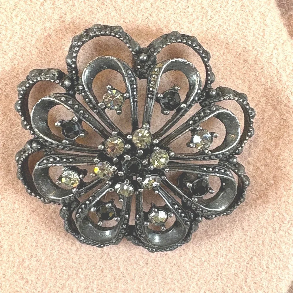 Vintage Style Gunmetal Filigree Flower Brooch Grey Clear Rhinestone Floral Pin‎